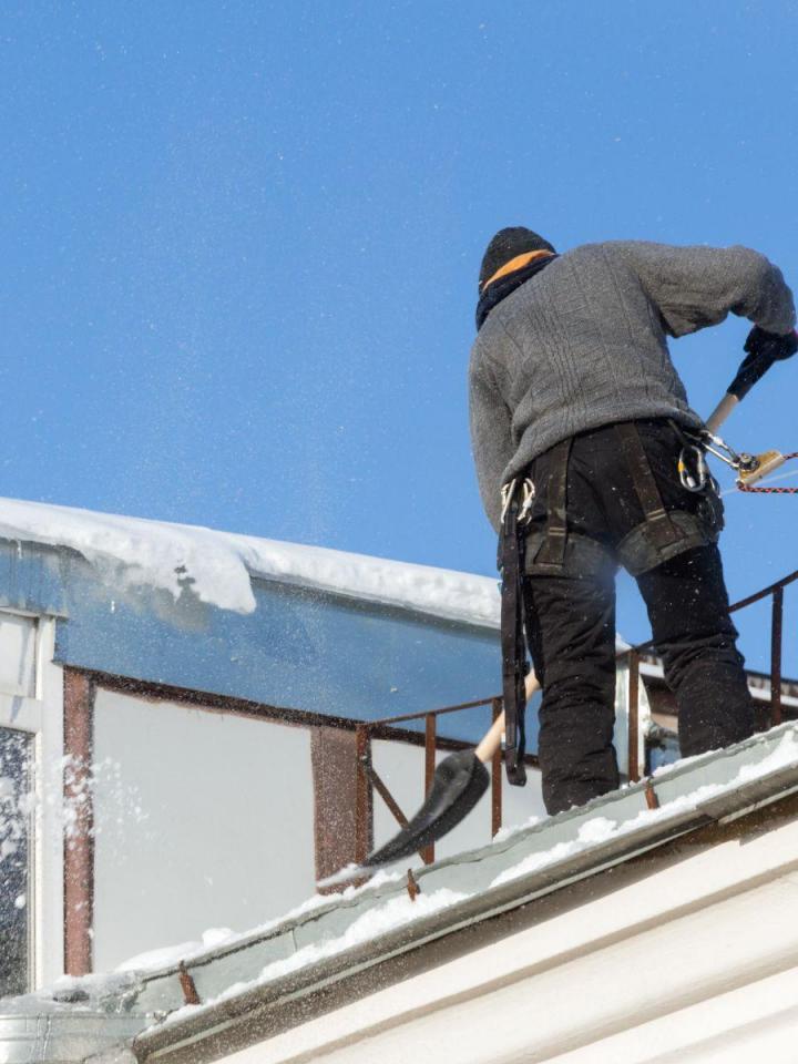 Nous effectuons le déneigement de votre cour et de votre toiture avec des appareils modernes et bien entretenus.